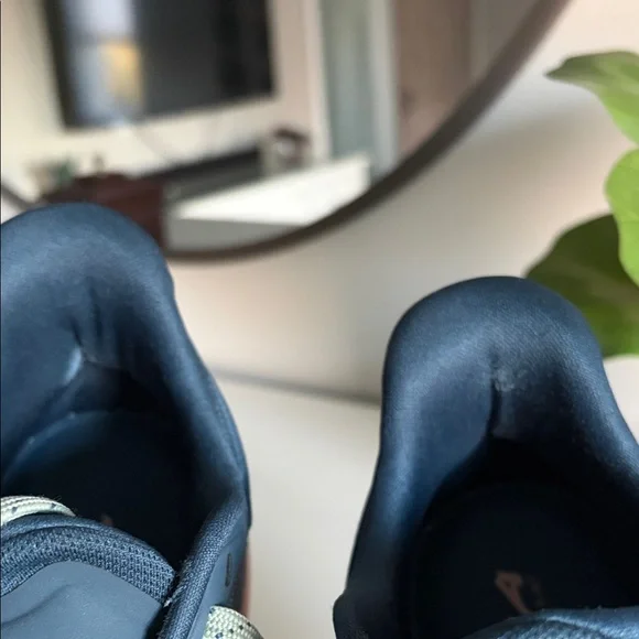 Altra Women's Size 7.5 Torin 7 Navy and Pink - Picture 6 of 7